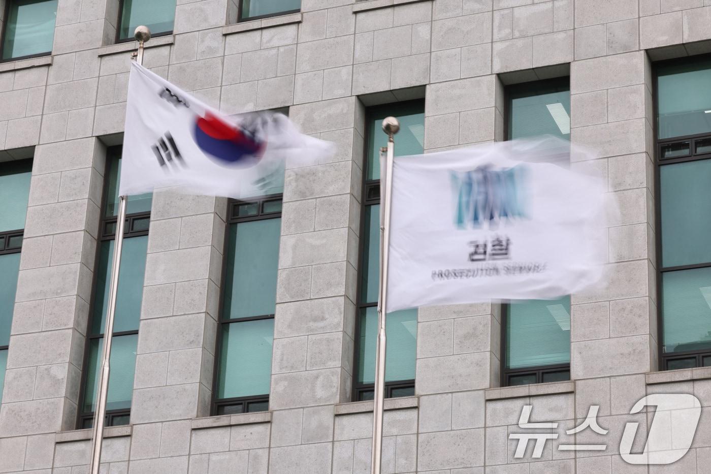 지난달 13일 서울 서초구 대검찰청에 태극기와 검찰기가 나란히 바람에 흔들리고 있다.  2025.8.13/뉴스1 ⓒ News1 구윤성 기자