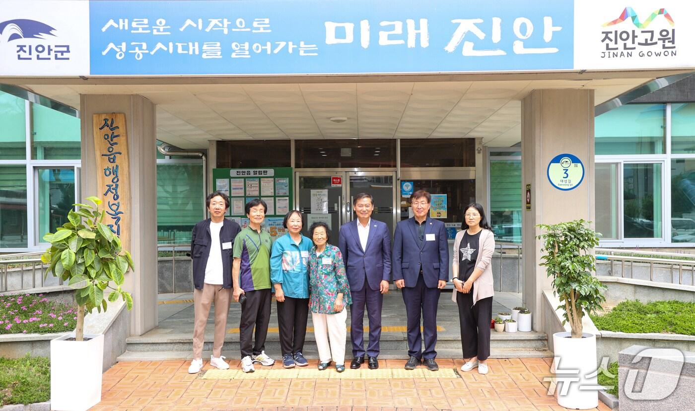 13일 전춘성 전북 진안군수가 독립유공자 4세대 6명을 초청해 광복 80주년 기념 오찬 간담회를 가졌다.(진안군제공. 재판매 및 DB금지)2025.8.13/뉴스1