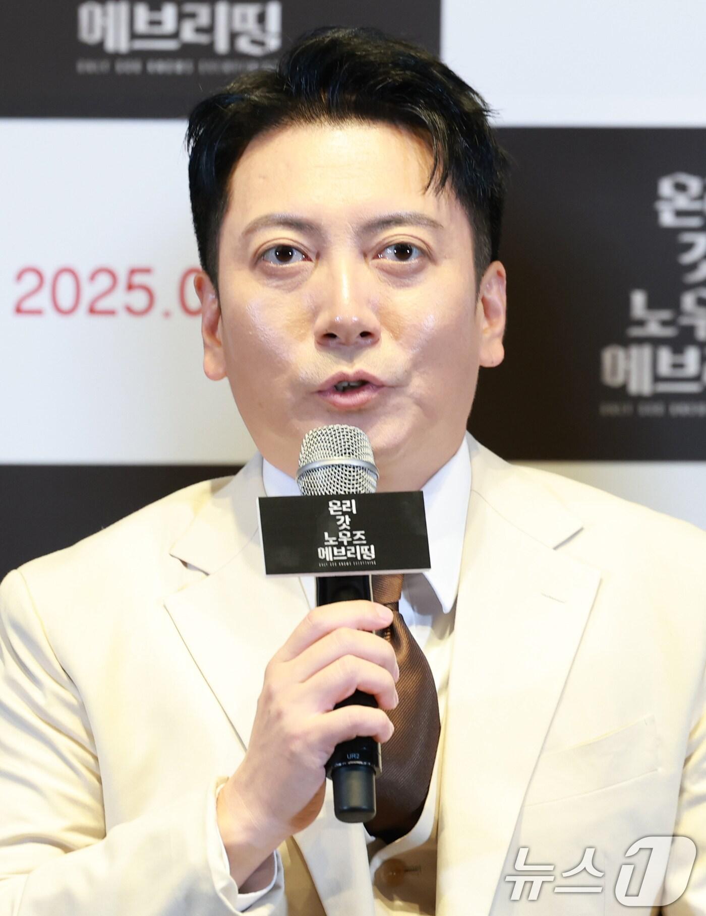 본문 이미지 - 배우 박명훈이 13일 오후 서울 삼성동 메가박스 코엑스에서 열린 영화 '온리 갓 노우즈 에브리띵' 언론시사회에 참석해 인사말을 하고 있다. '온리 갓 노우즈 에브리띵'은 사제 서품을 받은 신부 도운(신승호)이 실종된 어머니의 죽음에 얽힌 고해성사를 듣고, 복수와 신앙심 사이의 딜레마 속에서 감춰진 비밀을 파헤치는 미스터리 추적 스릴러다. 2025.8.13/뉴스1 ⓒ News1 권현진 기자