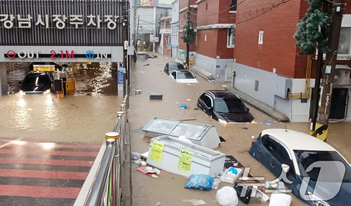 본문 이미지 - 인천지역에 집중호우가 내린 13일 인천 서구 인천강남시장 주차장이 침수돼 있다. &#40;독자 제공. 재판매 및 DB 금지&#41; 2025.8.13/뉴스1