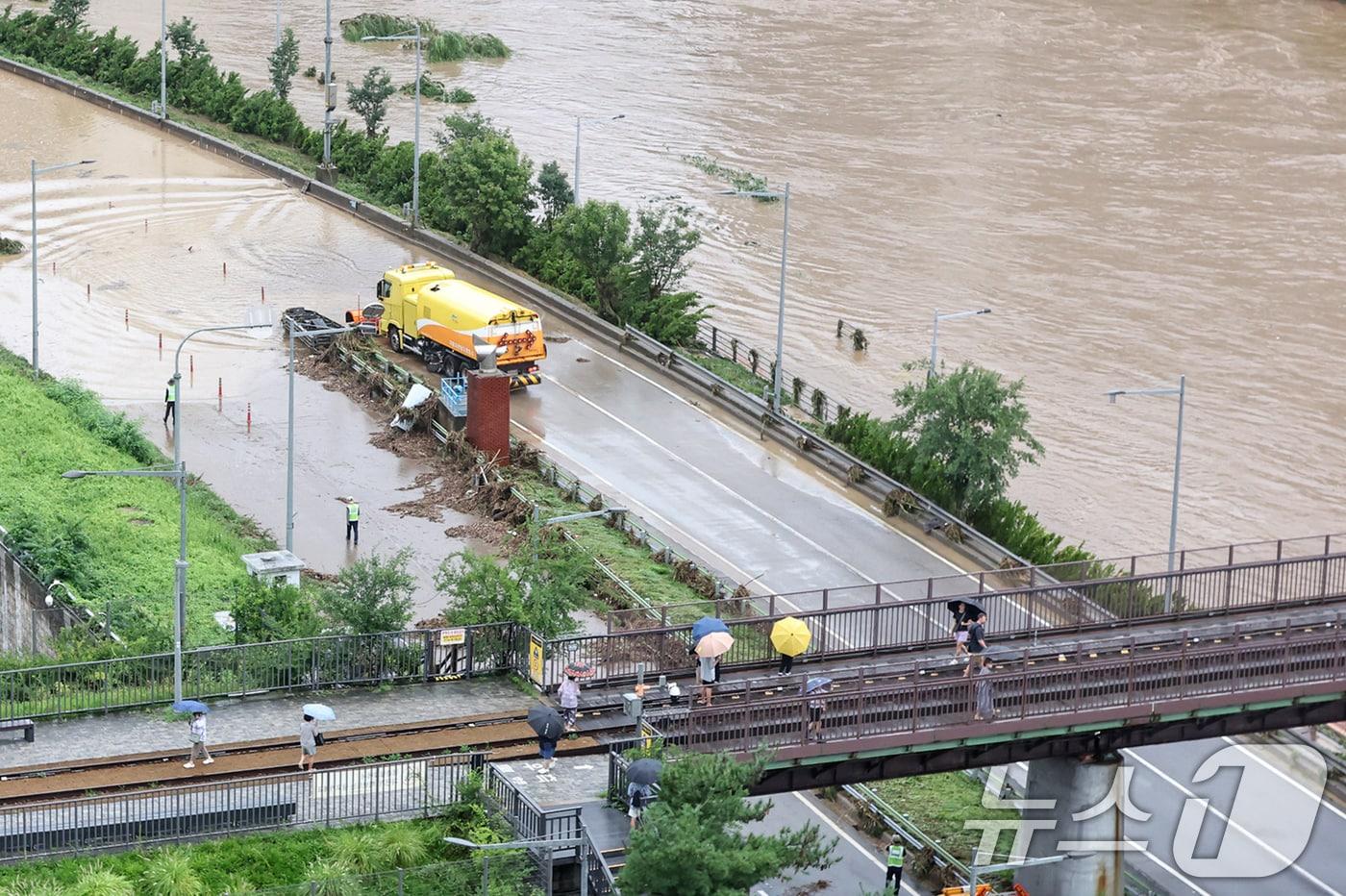 서울 동북·서북권에 호우경보가 발령된 지난13일 서울 노원구 월계동을 지나 흐르는 중랑천이 범람해 동부간선도로 통행 복구작업이 실시되고 있다. (사진은 기사와 무관)2025.8.13/뉴스1 ⓒ News1 민경석 기자