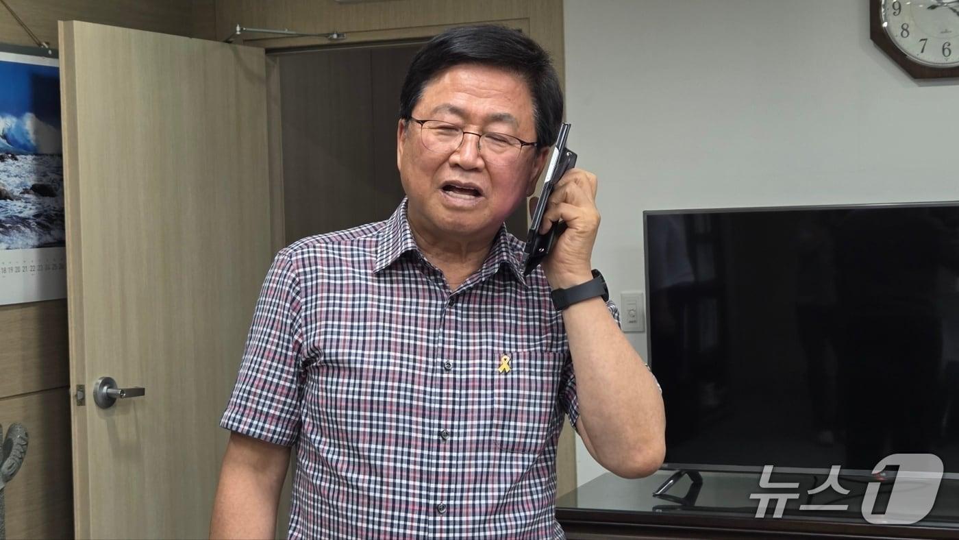 13일 오후 교육부장관 후보자로 지명된 최교진 세종교육감이 축하전화를 받고 있다. (세종시청 출입기자단 제공. 재판매 및 DB금지)/뉴스1