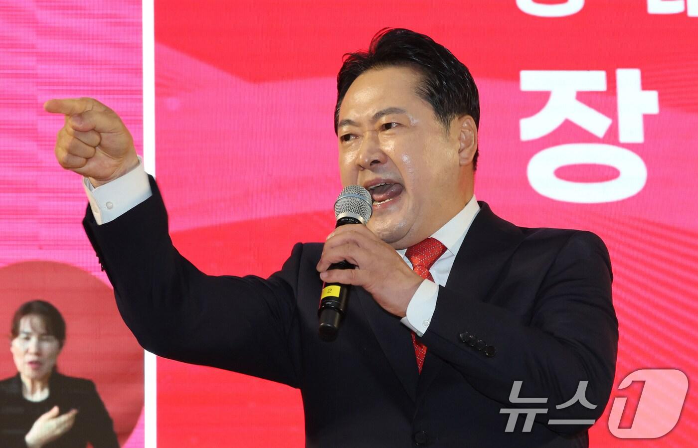 장동혁 국민의힘 대표 후보가 지난 13일 대전 배재대에서 열린 전당대회 충청·호남 합동연설회에서 지지를 호소하고 있다. 2025.8.13/뉴스1 ⓒ News1 김기태 기자