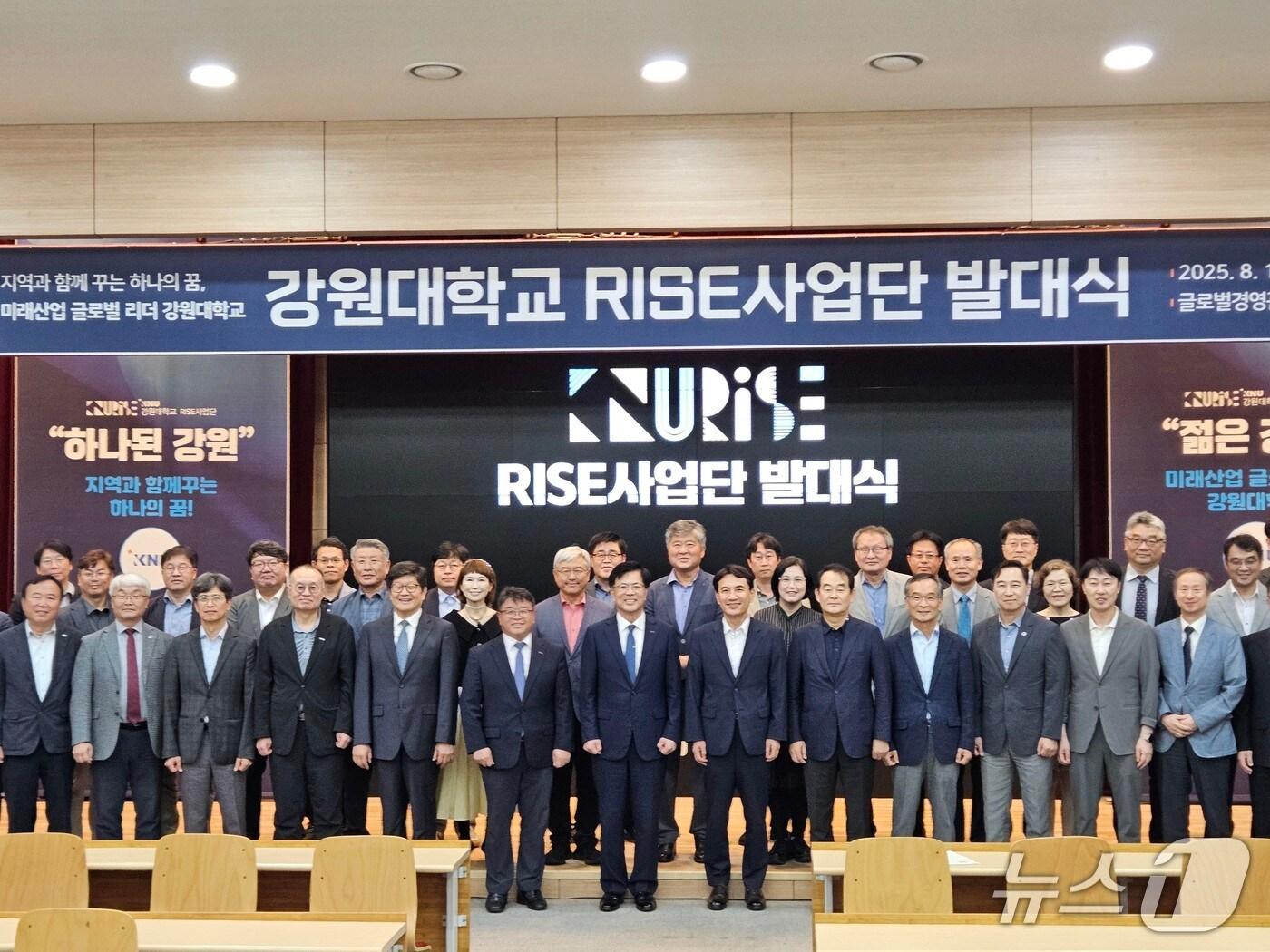 본문 이미지 -  13일 강원대학교 춘천캠퍼스 글로벌경영관 AMP컨퍼런스홀에서 열린 RISE사업단 발대식에서 정재연 총장, 김진태 강원도지사 등이 기념촬영을 진행했다.2025.8.13 한귀섭 기자