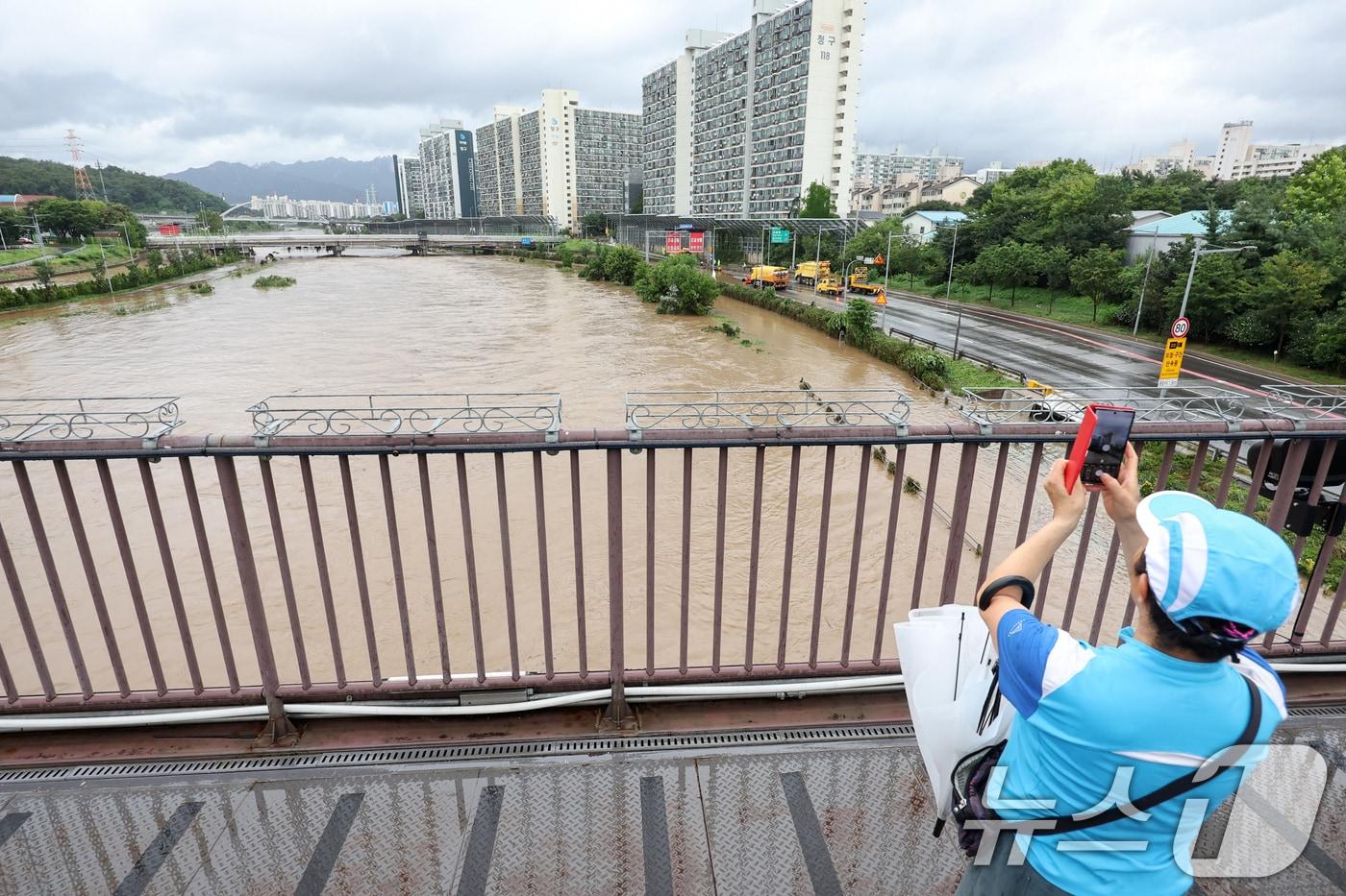 본문 이미지 - 하천 출입 통제 (자료사진) 2025.8.13 ⓒ 뉴스1 민경석 기자