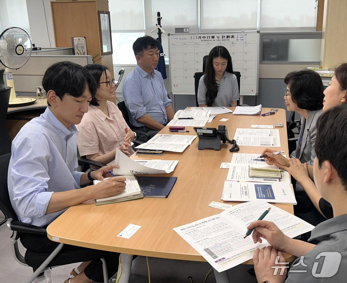 본문 이미지 - 창원시 관계자들이 행정안전부 관계자들에게 비수도권 인구 기준 완화를 건의하고 있다.&#40;창원시 제공. 재판매 및 DB금지&#41;