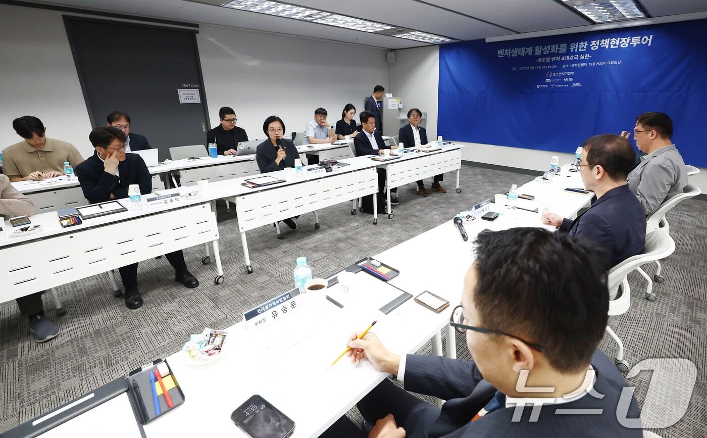 한성숙 중소벤처기업부 장관이 13일 서울 종로구 광화문빌딩에서 열린 글로벌 벤처 4대 강국 실현을 위한 협·단체 소통 간담회에서 인사말을 하고 있다. 2025.8.13/뉴스1 ⓒ News1 김민지 기자