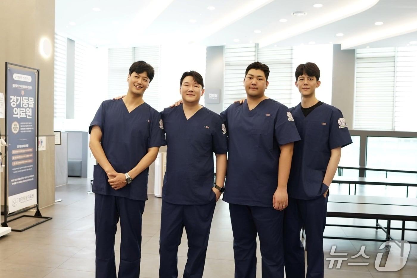 왼쪽부터 이승혁 윤국진 김범수 김태정 경기동물의료원 원장&#40;동물병원 제공&#41; ⓒ 뉴스1