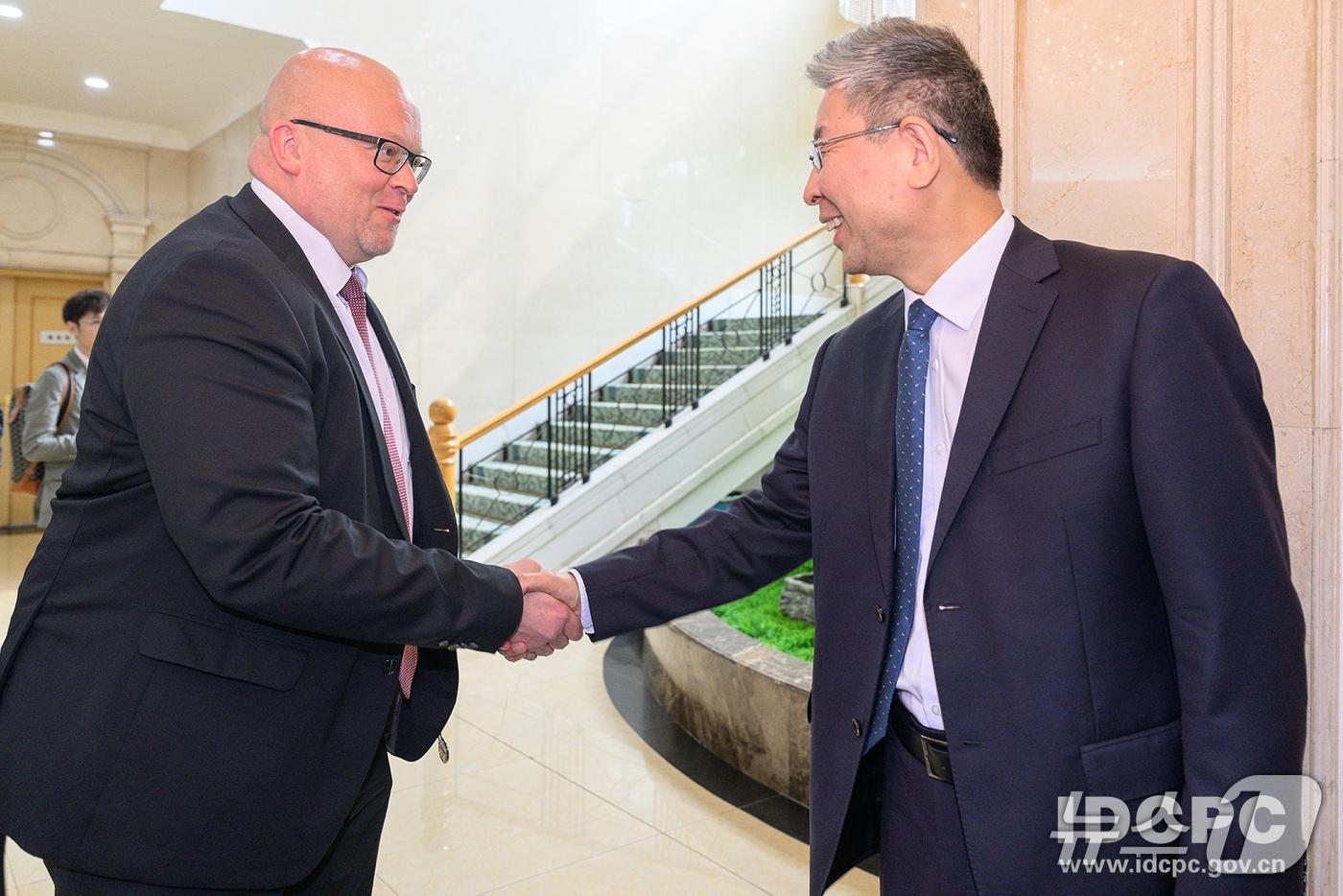 마후이 중국 대외연락부 부부장이 13일 베이징에서 미코 하우탈라 노키아 글로벌 최고 정부 업무 책임자와 만났다. &#40;사진출처=대외연락부 홈페이지&#41;