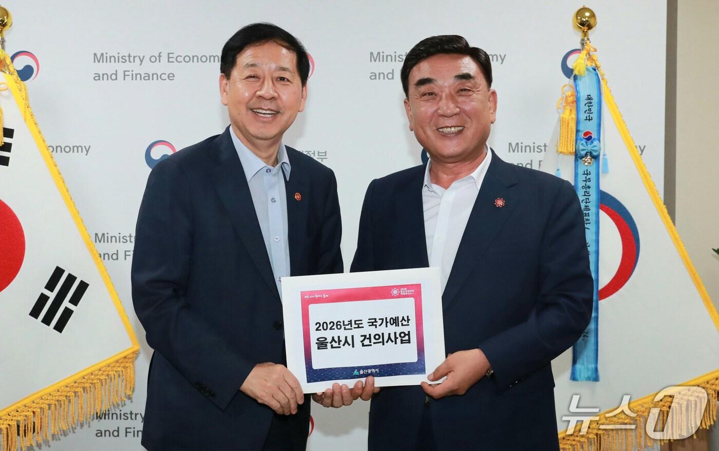 김두겸 울산시장이 13일 정부 서울청사에서 구윤철 경제부총리에게 지역 핵심사업의 내년도 국비 반영을 건의하고 있다. (울산시 제공. 재판매 및 DB 금지) /뉴스1