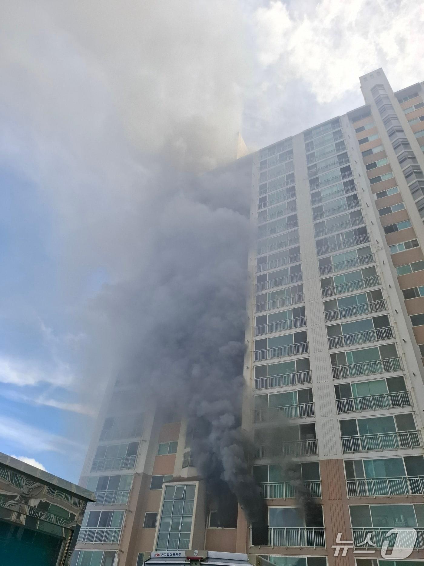 본문 이미지 - 13일 오후 3시 44분쯤 창원시 마산회원구 회원동의 15층짜리 아파트 3층에서 불이나 주민 9명이 경상을 입었다. 사진은 화재 현장 모습.&#40;창원소방본부 제공. 재판매 및 DB금지&#41;