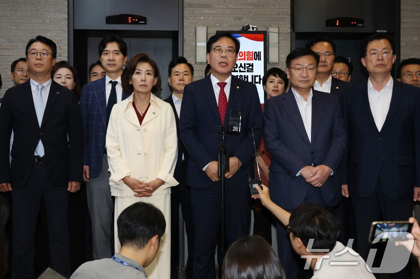 송언석 국민의힘 비상대책위원장 겸 원내대표와 의원들이 13일 오후 서울 여의도 중앙당사에서 민중기 특별검사팀&#40;김건희 특검팀&#41;의 &#39;건진법사 청탁 의혹&#39; 관련 당사 압수수색에 대해 입장을 밝히고 있다. 2025.8.13/뉴스1 ⓒ News1 이광호 기자