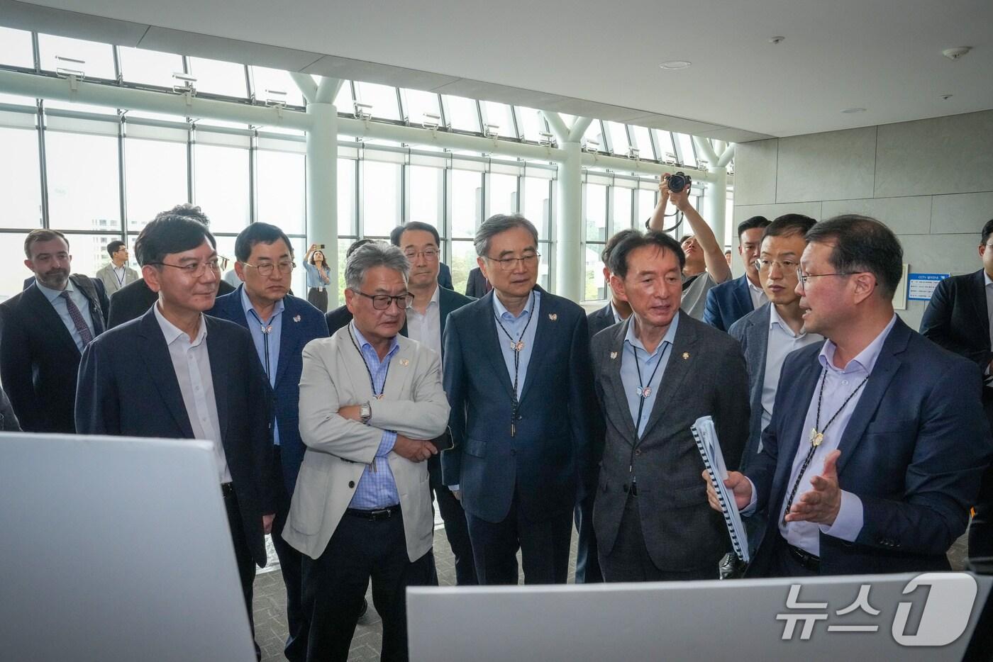 조현 외교부 장관이 13일 조셉 윤 주한미국대사 대리와 함께 경주를 방문해 APEC 정상회의 준비 상황을 점검했다. (외교부 제공)