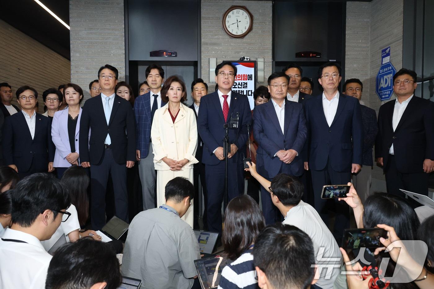 송언석 국민의힘 비상대책위원장 겸 원내대표와 의원들이 13일 오후 서울 여의도 중앙당사에서 민중기 특별검사팀(김건희 특검팀)의 '건진법사 청탁 의혹' 관련 당사 압수수색에 대해 입장을 밝히고 있다. 2025.8.13/뉴스1 ⓒ News1 이광호 기자