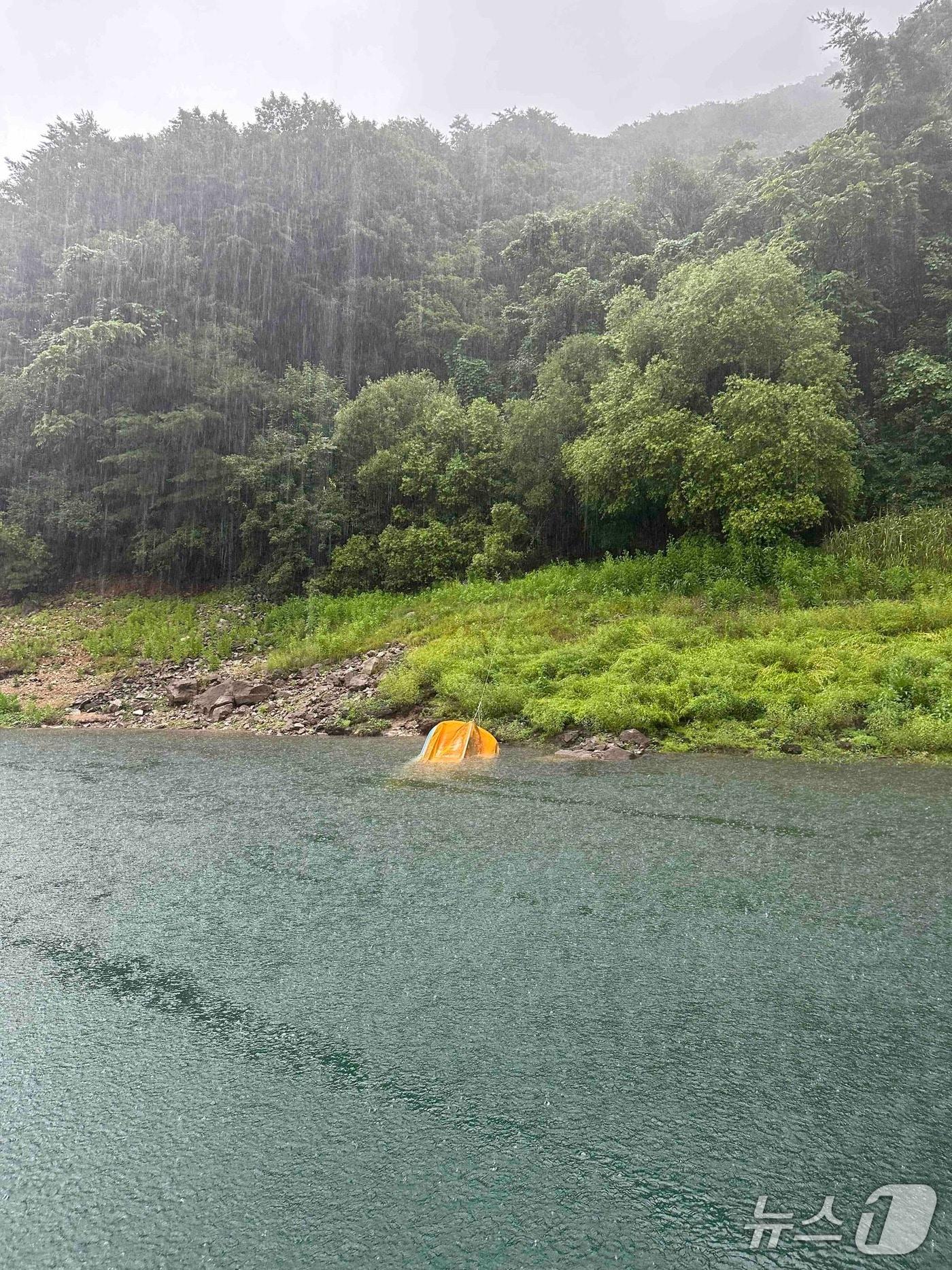 본문 이미지 - 강원 화천군 화천읍 동촌리 파로호 간이선착장 실종 현장.(강원도소방본부 제공, 재판매 및 DB금지)