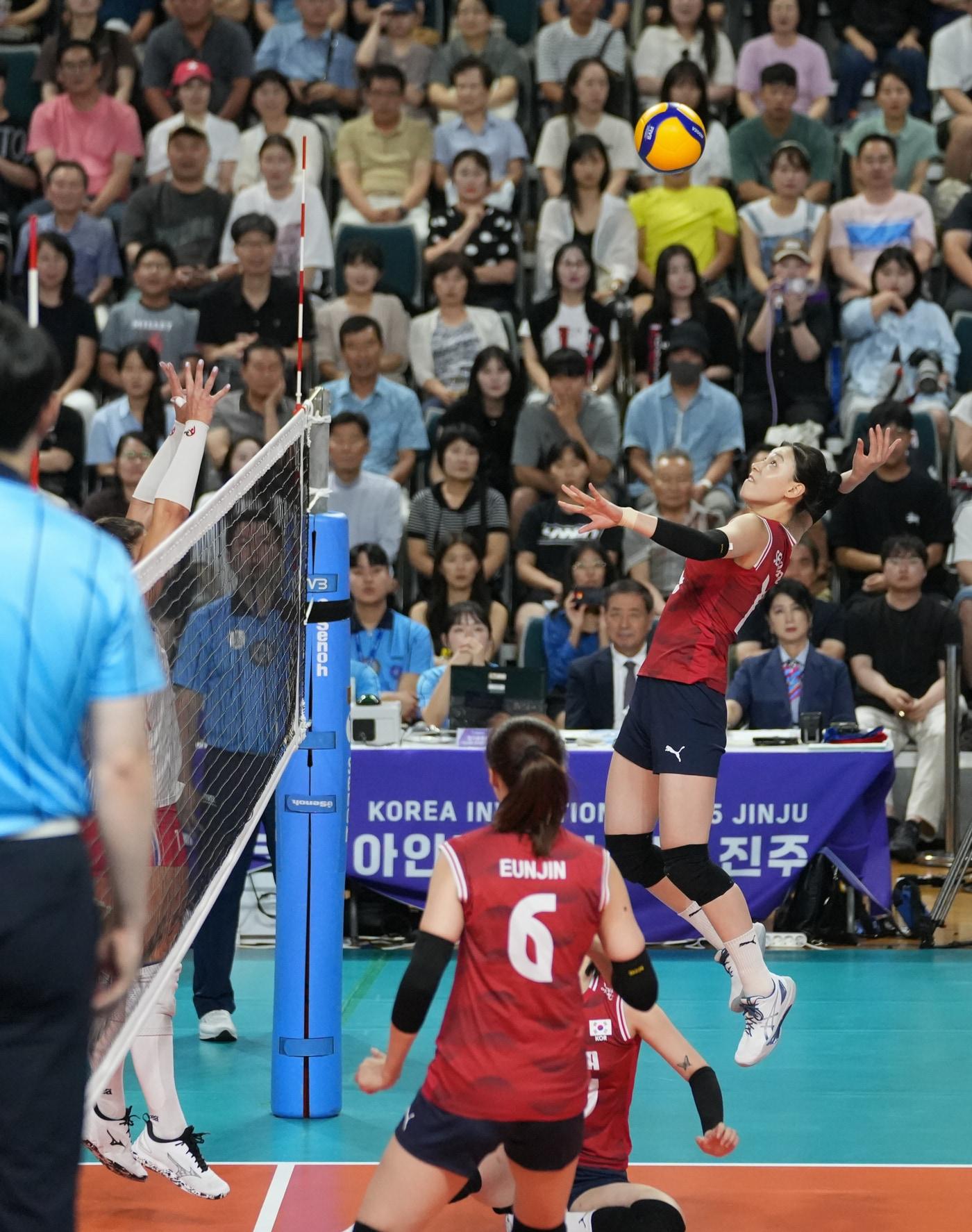 본문 이미지 - 2025 코리아인비테이셔널 진주국제여자배구대회 2차전을 치르는 한국여자배구대표팀&#40;대한배구협회 제공&#41; 