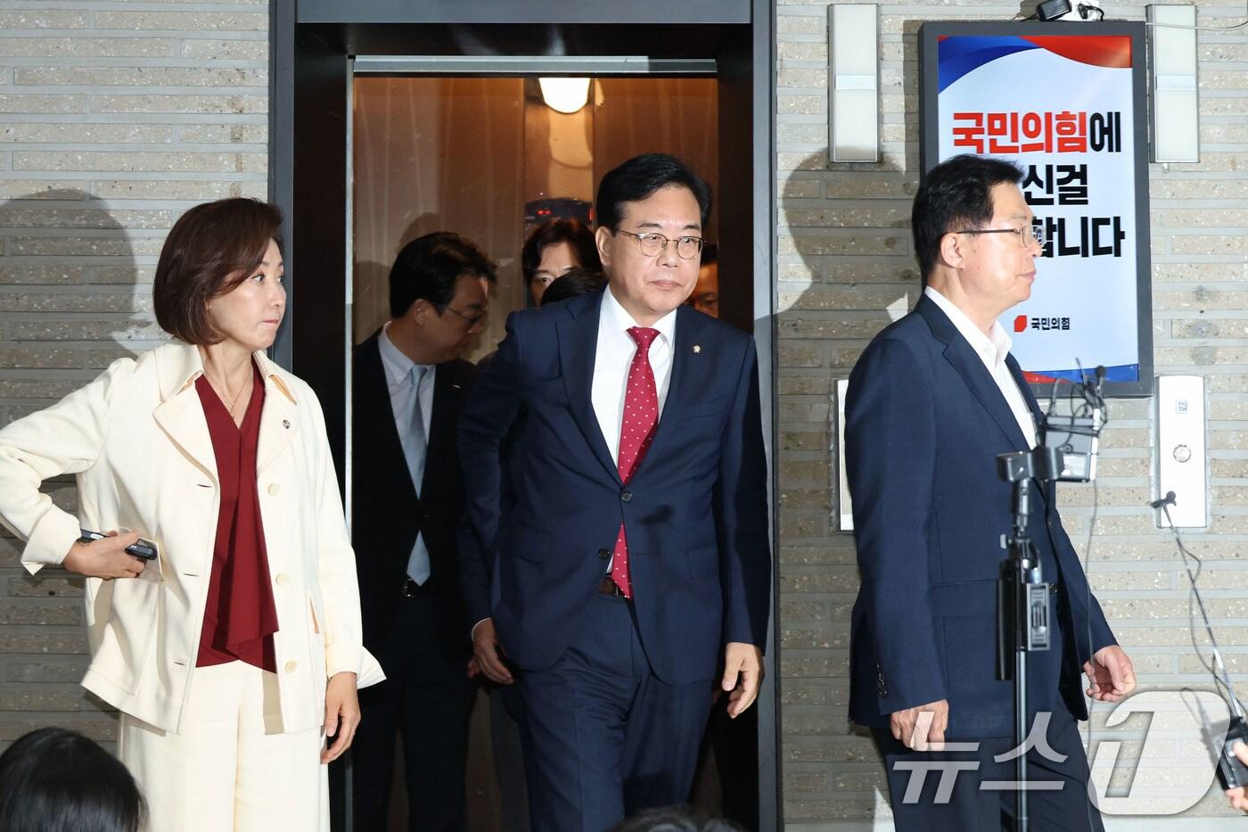 송언석 국민의힘 비상대책위원장 겸 원내대표와 의원들이 13일 오후 서울 여의도 중앙당사에서 민중기 특별검사팀&#40;김건희 특검팀&#41;의 &#39;건진법사 청탁 의혹&#39; 관련 당사 압수수색에 대한 입장을 밝히기 위해 승강기에서 내리고 있다. 2025.8.13/뉴스1 ⓒ News1 이광호 기자