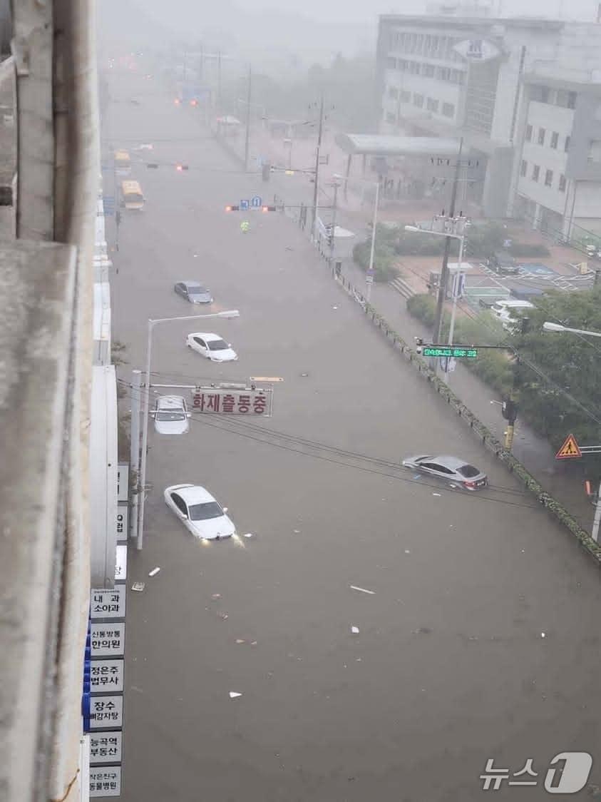 본문 이미지 - 13일 오후 경기북부에 집중호우가 쏟아져 고양시 능곡역 일대가 침수됐던 모습. (사진=독자제공)