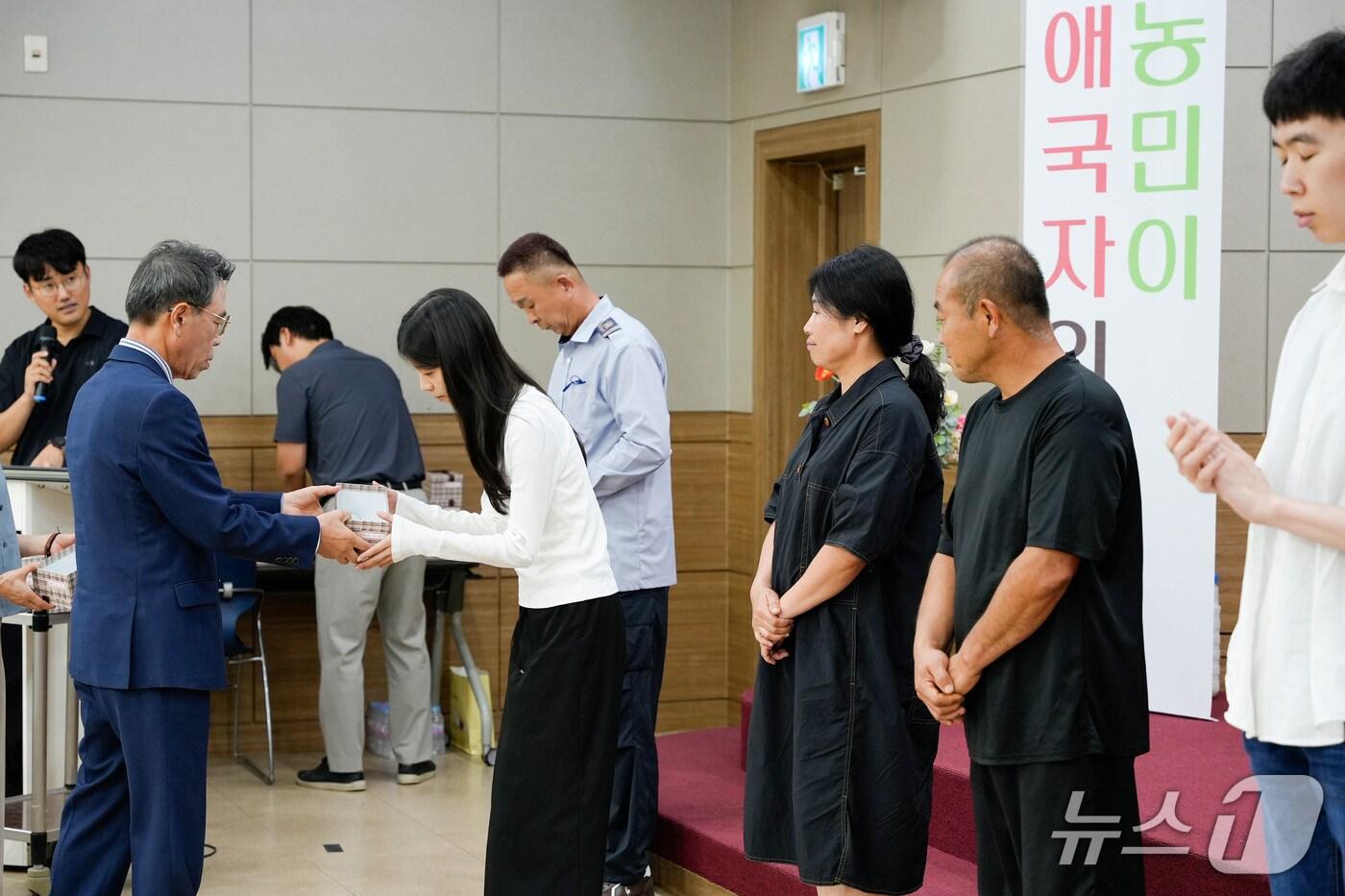 전주농협이 조합원 자녀 63명에게 200만 원씩 총 1억2600만 원의 장학금을 전달했다.(전주농협 제공. 재판매 및 DB금지)