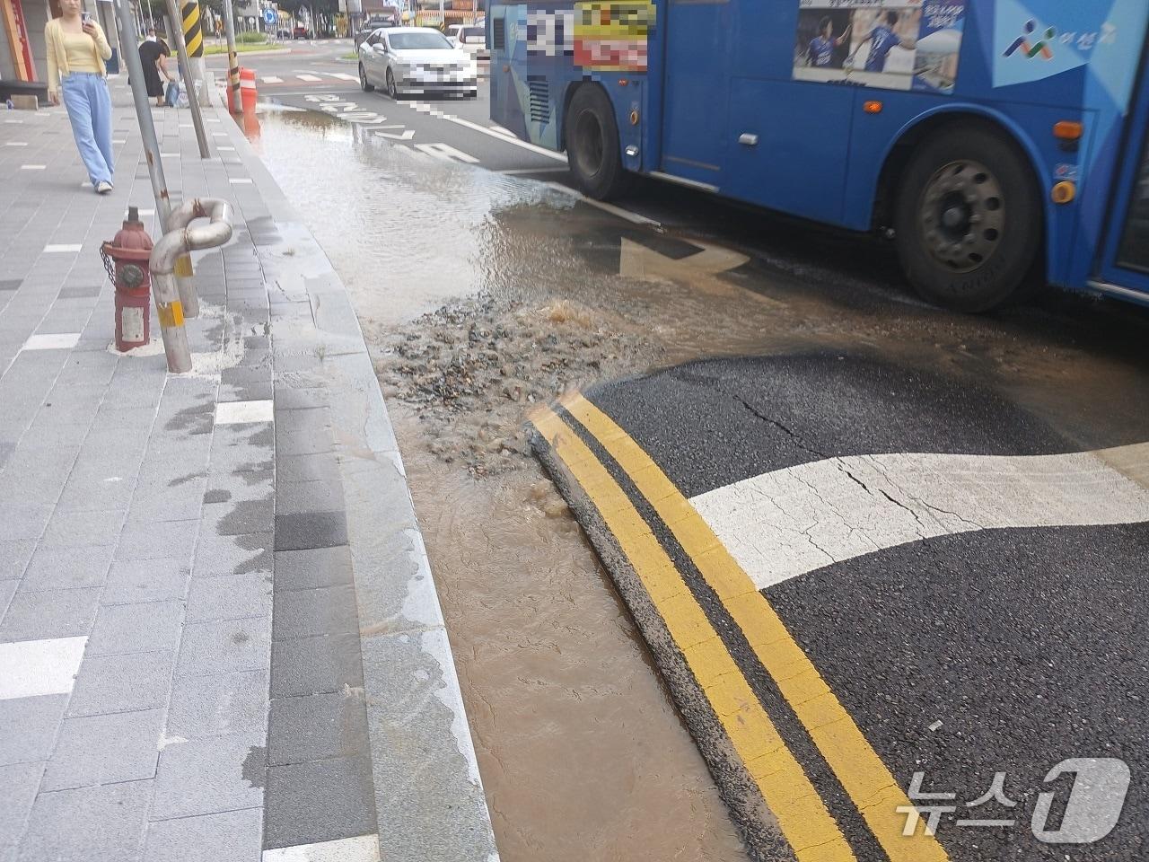 본문 이미지 -  아산 용화동 상수도관 파손 현장. (아산시 제공, 재판매 및 DB금지) / 뉴스1