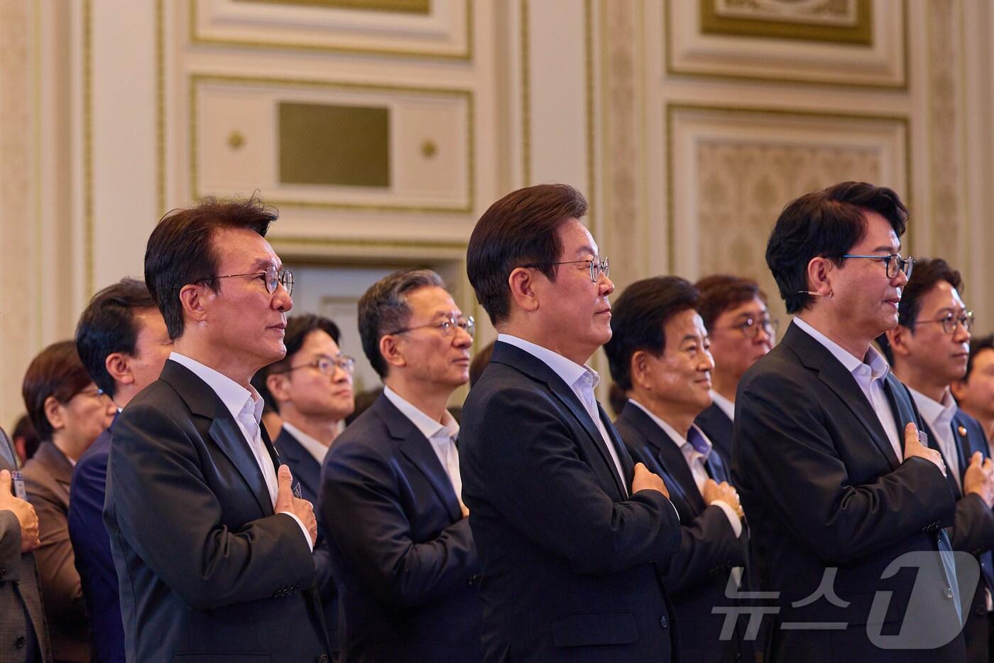 이재명 대통령이 지난 13일 청와대 영빈관에서 열린 국정기획위원회 국민보고대회에서 국민의례를 하고 있다. (대통령실 제공. 재판매 및 DB금지) 2025.8.13/뉴스1 ⓒ News1 이재명 기자