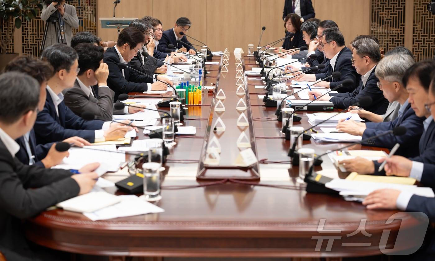 이재명 대통령이 이달 13일 서울 용산 대통령실 청사에서 열린 나라재정 절약 간담회에서 자료를 살펴보고 있다. &#40;대통령실 제공. 재판매 및 DB금지&#41;ⓒ News1 이재명 기자