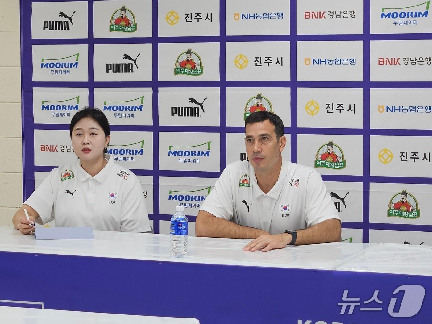 본문 이미지 - 페르난도 모랄레스 여자배구 대표팀 감독&#40;오른쪽&#41;ⓒ News1 안영준 기자