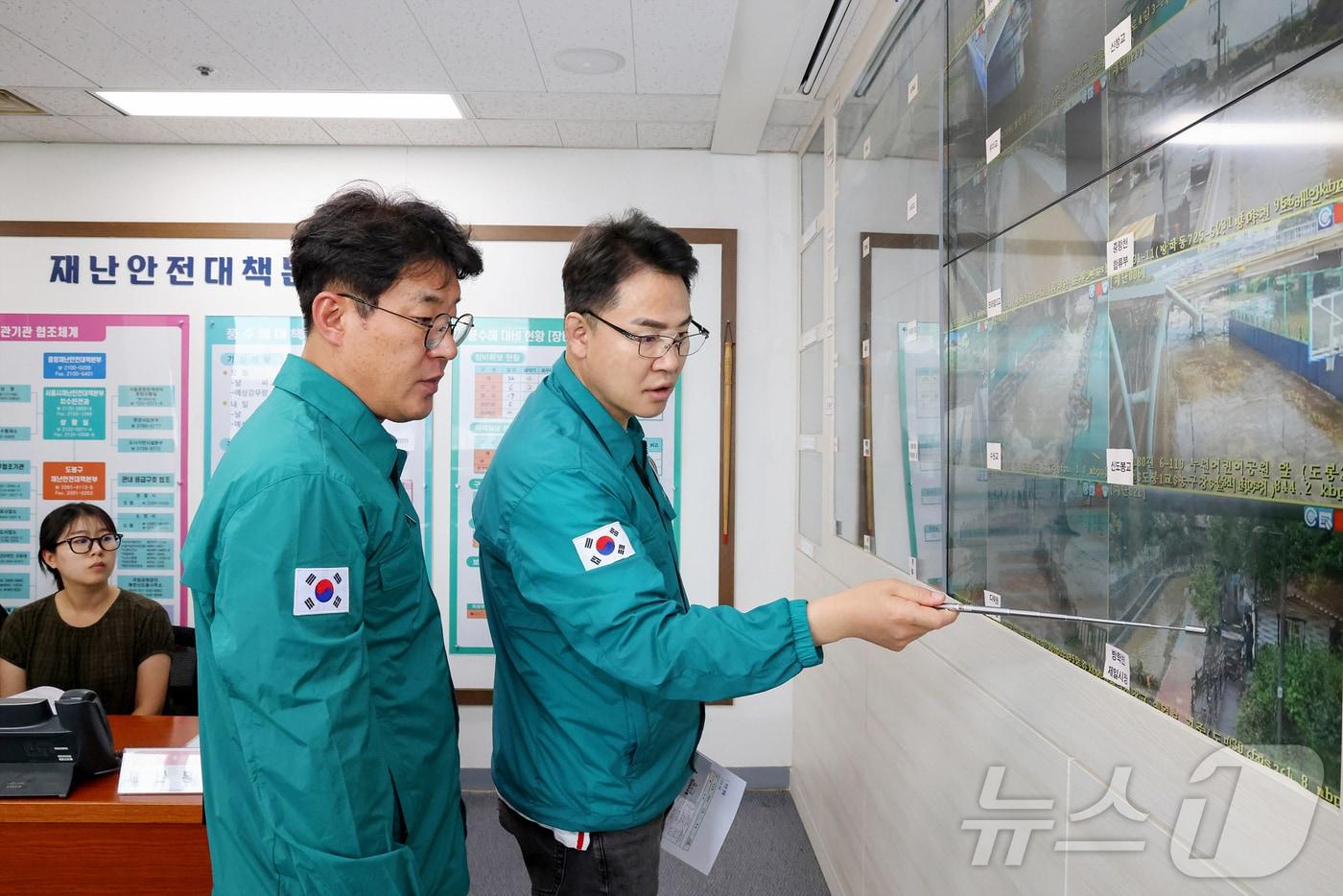 오언석 도봉구청장이 13일 서울 도봉구청에서 지역내 폭우 상황을 확인하고 있다. (도봉구 제공. 재판매 및 DB 금지) 2025.8.13/뉴스1