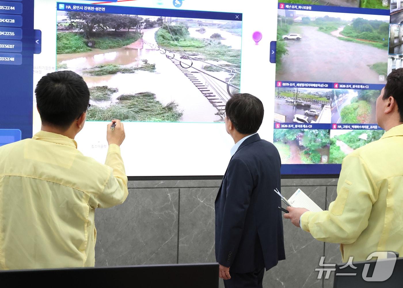 13일 오전 김동연 경기도지사가 도청2층 재난상황실에서 집중호우관련 재난상황을 점검하고 있다.&#40;경기도 제공. 재판매 및 DB금지&#41;