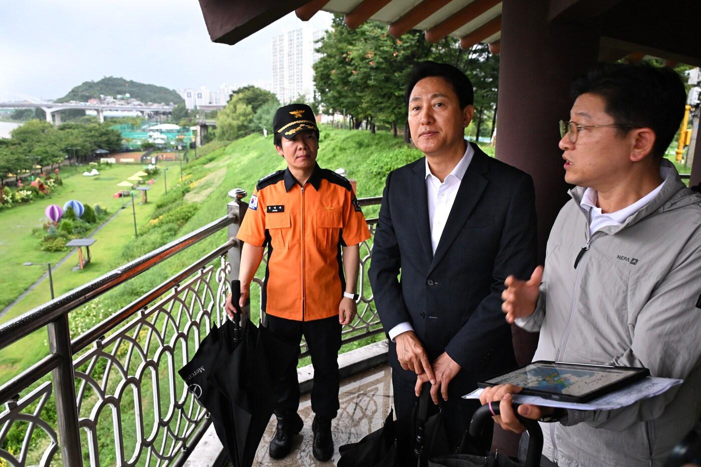 오세훈 서울시장이 13일 오후 홍수주의보가 발령된 중랑천 현장을 점검하고 있다.&#40;서울시 제공&#41;