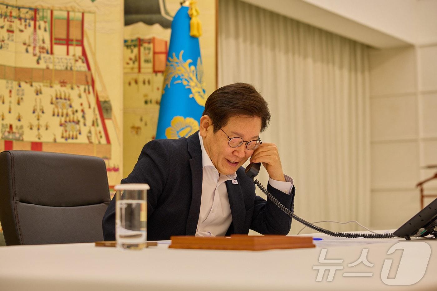 이재명 대통령이 지난 13일 서울 한남동 관저에서 빈 살만 사우디 왕세자 겸 총리와 전화 통화를 하고 있다. &#40;대통령실 제공. 재판매 및 DB금지&#41; 2025.8.13/뉴스1 ⓒ News1 이재명 기자