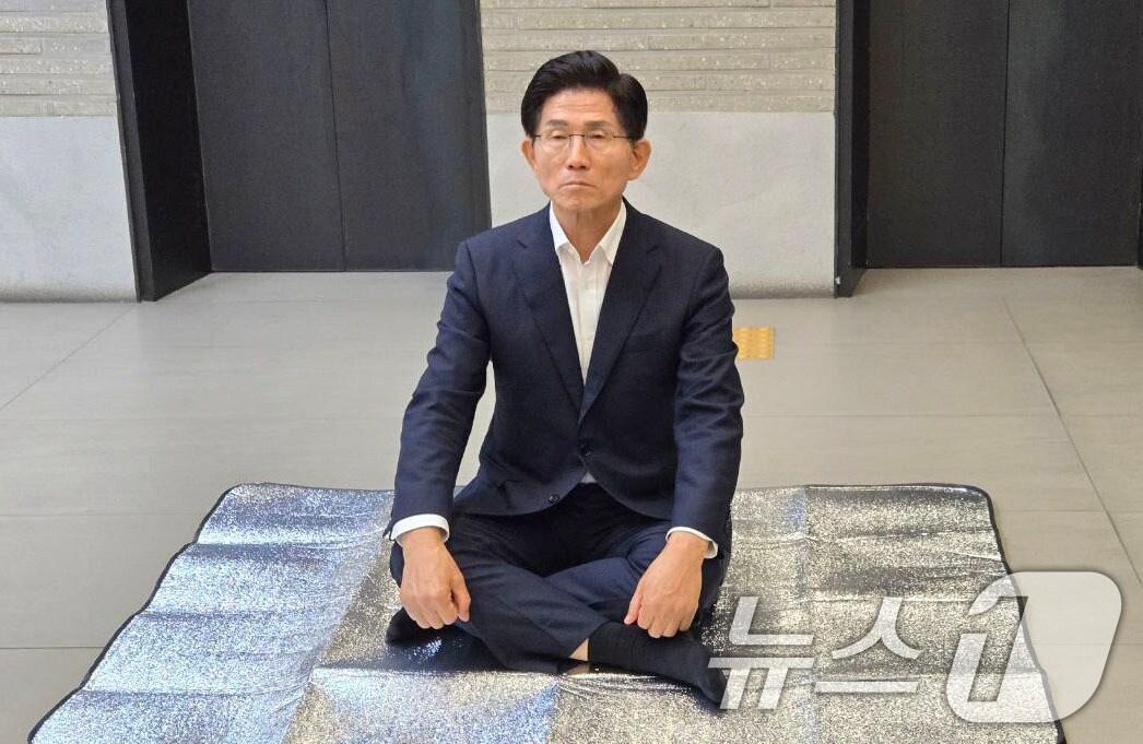 본문 이미지 - 김문수 국민의힘 당대표 후보가 13일 밤 서울 여의도 중앙당사 로비에서 김건희 특별검사팀의 당사 압수수색 저지 무기한 농성을 하고 있다.&#40;김문수 캠프 제공&#41; 2025.8.13/뉴스1