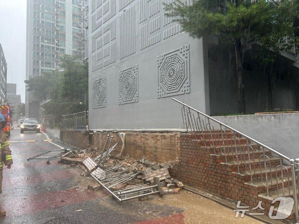 본문 이미지 - 인천 동구 아파트 담벼락 무너진 현장&#40;인천소방본부 제공.재판매 및 DB금지&#41;