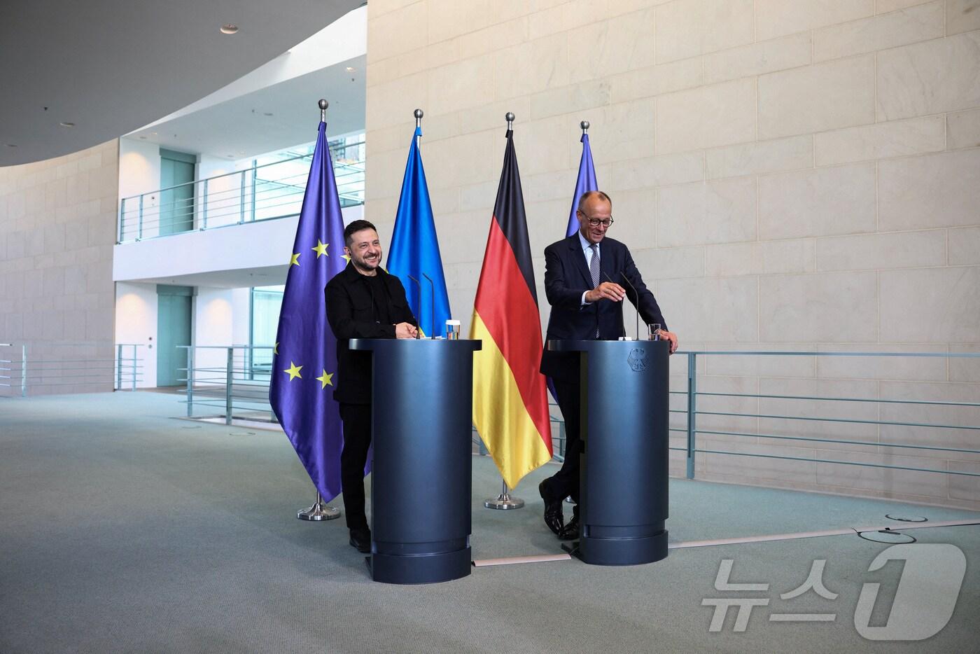 프리드리히 메르츠 독일 총리와 볼로디미르 젤렌스키 우크라이나 대통령이 13일(현지시간) 도널드 트럼프 미국 대통령이 참여한 화상 회의 이후 독일 베를린에서 기자회견을 갖고 있다. 2025.8.13 ⓒ 로이터=뉴스1 ⓒ News1 김경민 기자