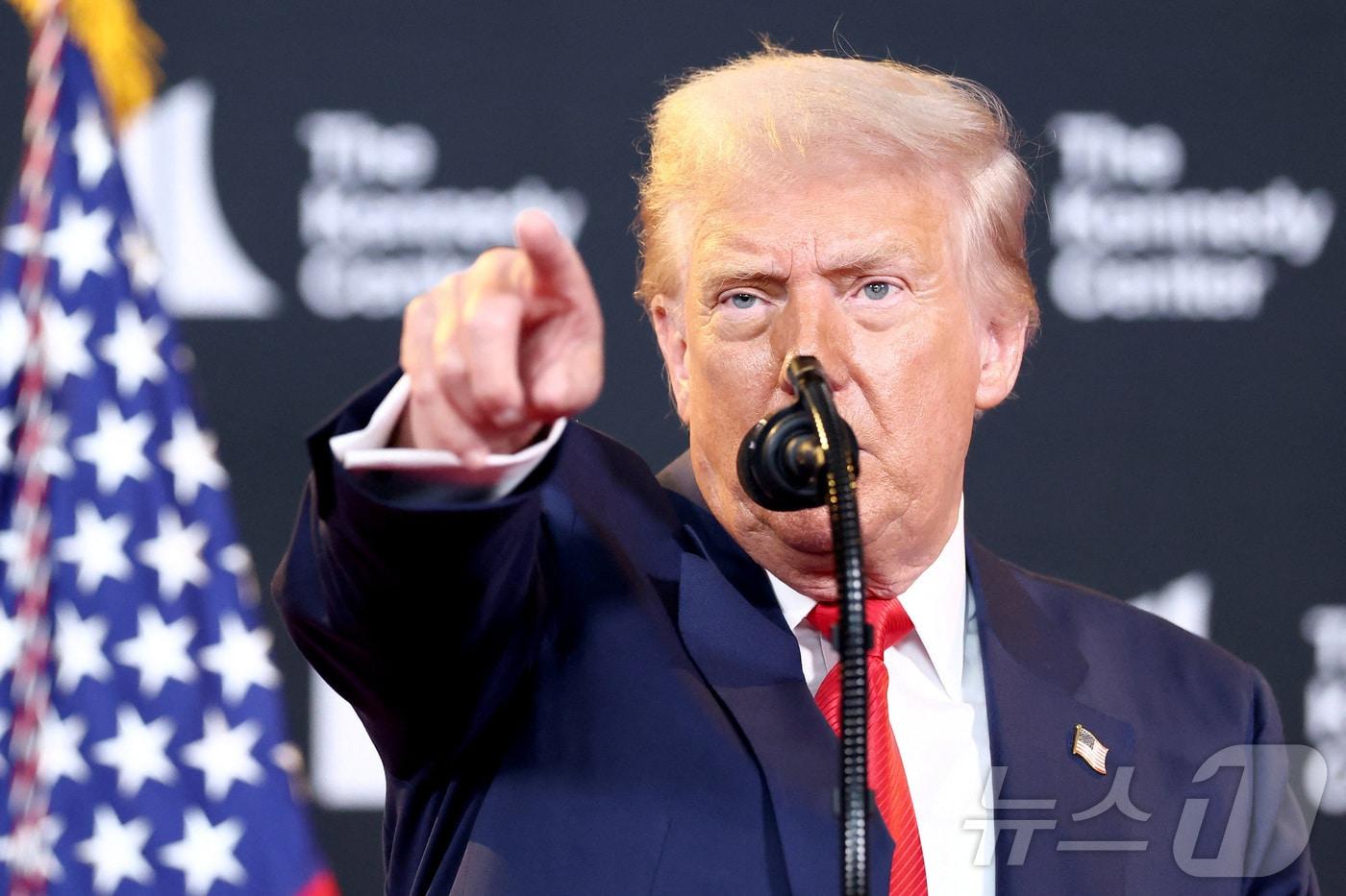 도널드 트럼프 미국 대통령이 13일&#40;현지시간&#41; 미국 워싱턴DC의 케네디센터를 방문한 후 기자들과 질의응답 시간을 갖고 있다. 2025.8.13 ⓒ 로이터=뉴스1 ⓒ News1 