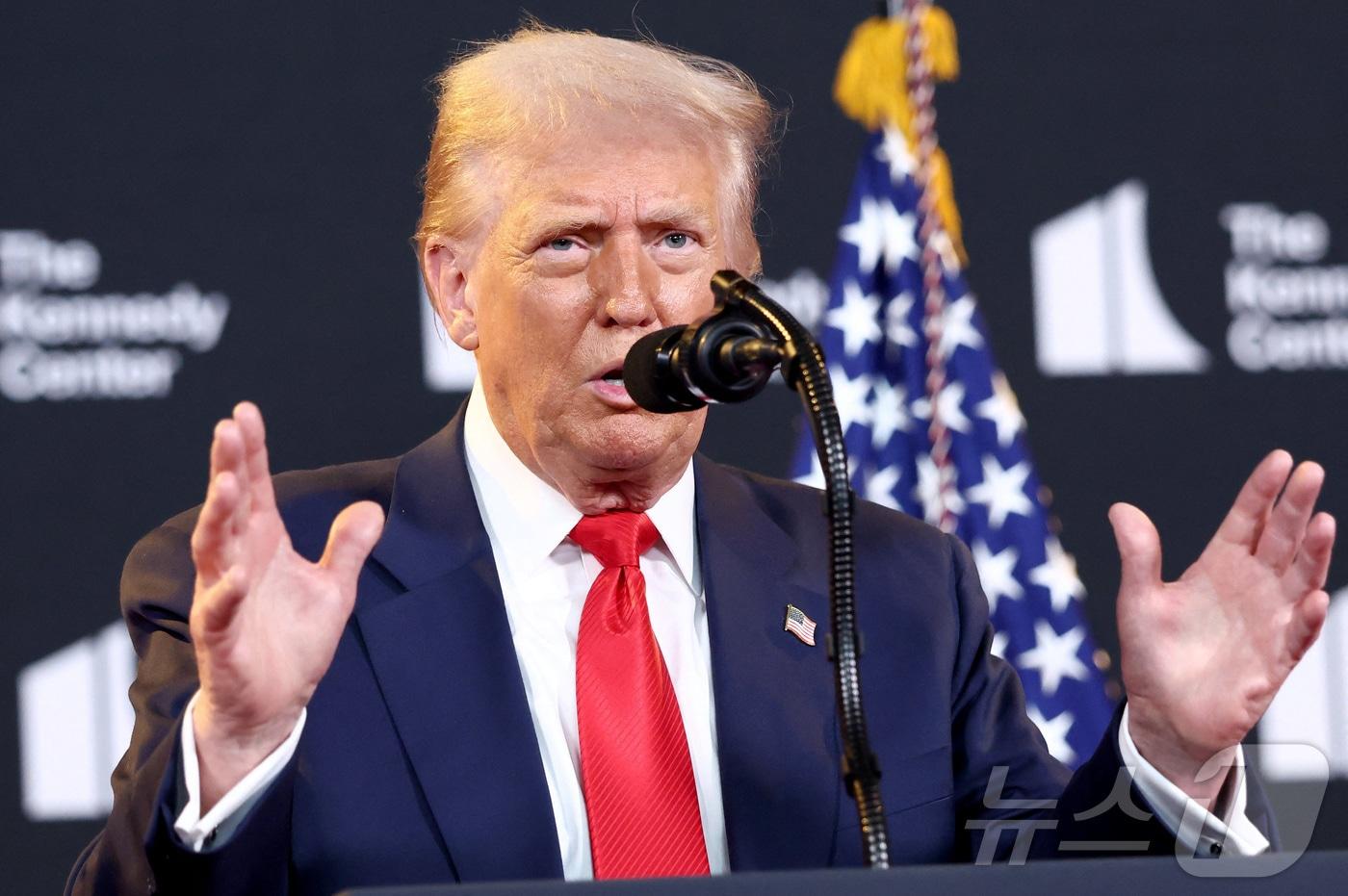 도널드 트럼프 미국 대통령이 13일&#40;현지시간&#41; 미국 워싱턴DC의 케네디 센터를 방문한 후 기자들과 질의응답 시간을 갖고 있다. 2025.8.13 ⓒ 로이터=뉴스1 ⓒ News1 김경민 기자