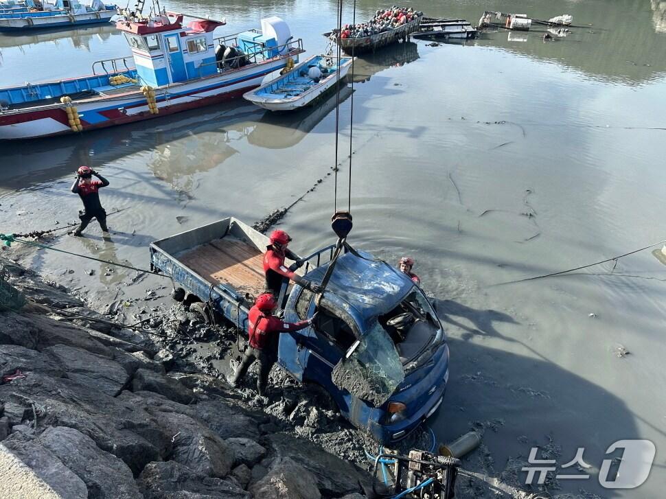 본문 이미지 - 13일 오후 전남 완도군 조약도 당목항 선착장에서 해경이 차량 인양 작업을 하는 모습. &#40;완도해경 제공. 재판매 및 DB 금지&#41;