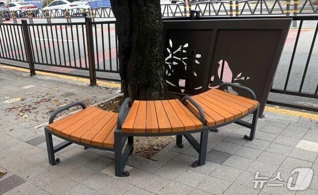 본문 이미지 - 해운대구는 관내 10곳에 보행약자와 어린이 등 누구나 이용할 수 있도록 '쉼표의자' 15개를 설치했다.(해운대구 제공. 재판매 및 DB금지)