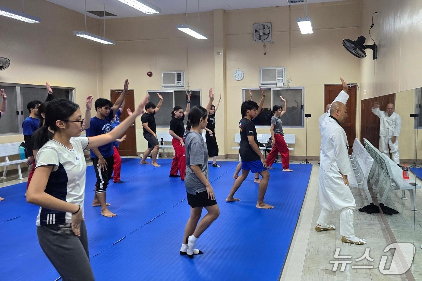  필리핀 아테네오 데 마닐라 대학 택견수업.(충주시 제공. 재판매 및 DB금지)/뉴스1