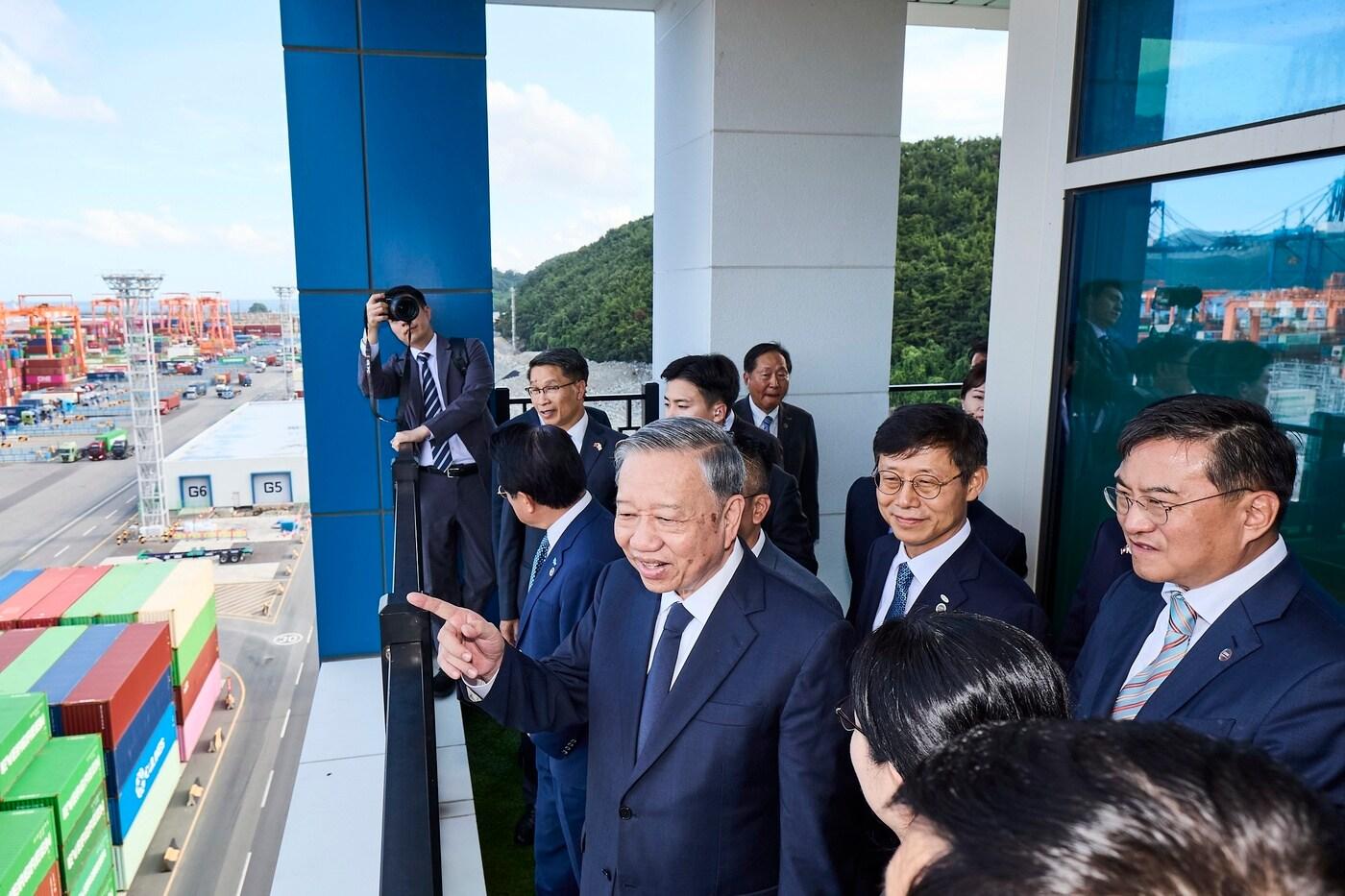 13일 또 럼 베트남 당서기장(손든 사람)과 김남정 동원그룹 회장(가장 오른쪽)이 동원글로벌터미널부산 현장을 둘러보고 있다.(동원그룹 제공)