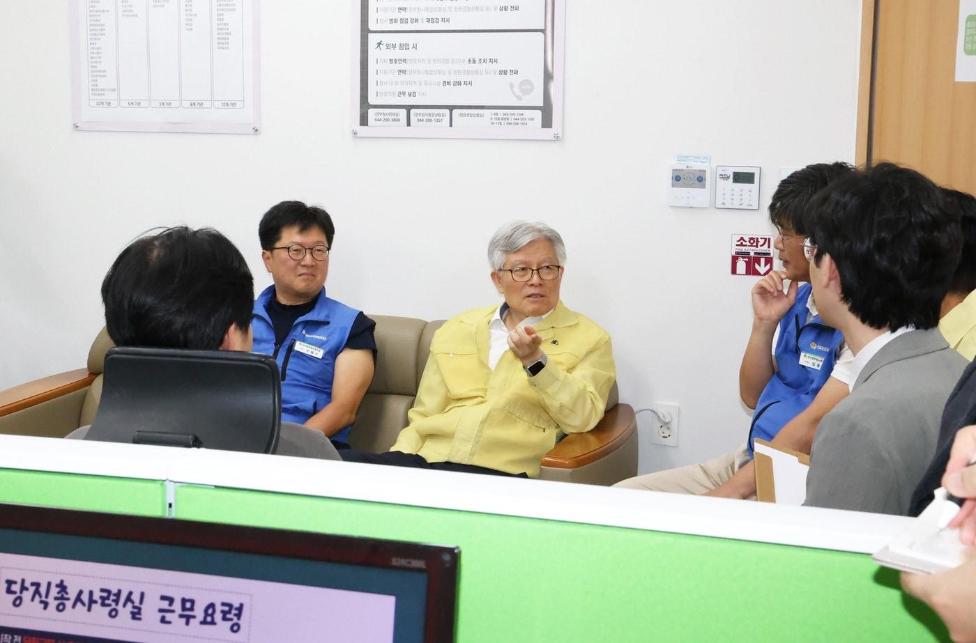 최동석 인사혁신처장이 지난 13일 국가공무원노동조합 관계자들과 세종시 정부세종청사 당직총사령실을 방문, 근무자들과 정부 당직제도 개선에 대한 의견을 나누고 있다.(인사처 제공)