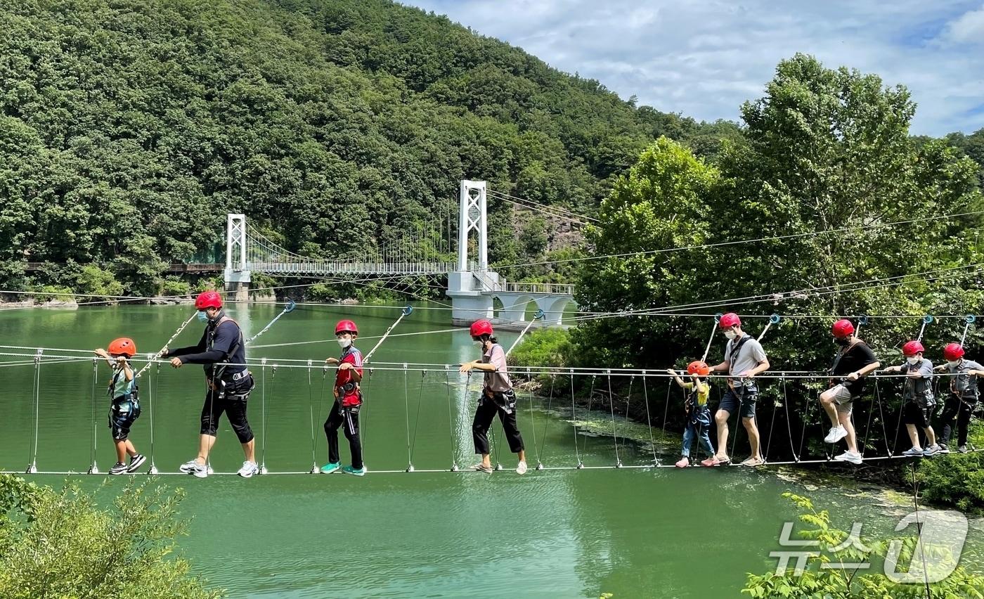 충북 진천군 청소년수련원이 운영하는 깨소금캠프 찹가자들이 세출카기 체험을 하고 있다.(진천군 제공, 재판매 및 DB금지)/뉴스1