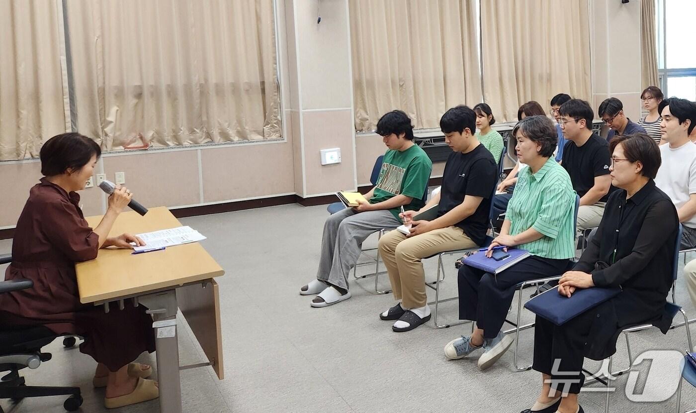 충북 증평군보건소가 민원 응대 역량 강화 교육을 하고 있다.(증평군 제공, 재판매 및 DB금지)/뉴스1