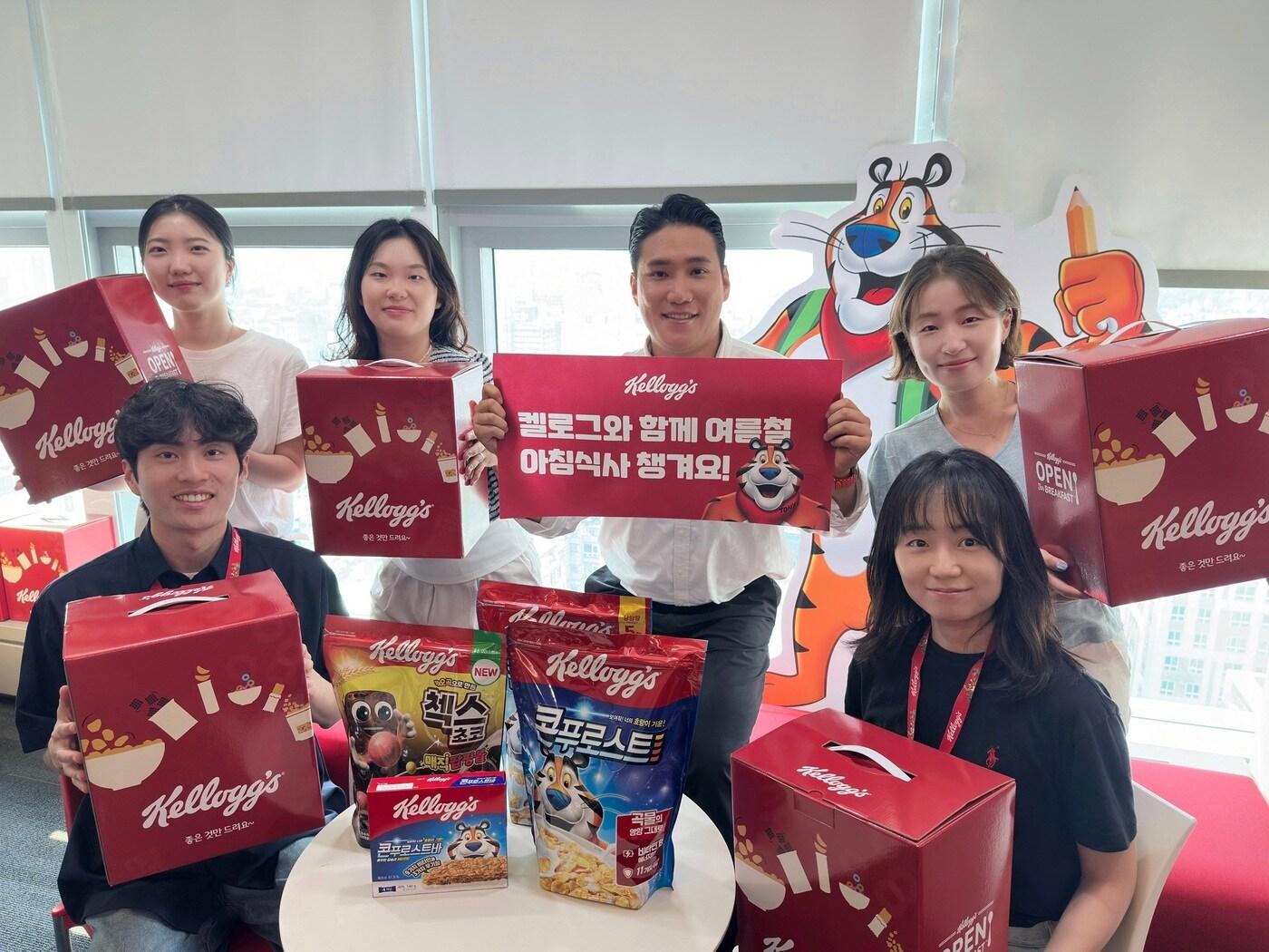 본문 이미지 - 농심켈로그 임직원들이 취약계층 아동·청소년에게 전달할 자사 제품을 들고 사진촬영을 하고 있는 모습.(농심켈로그 제공)