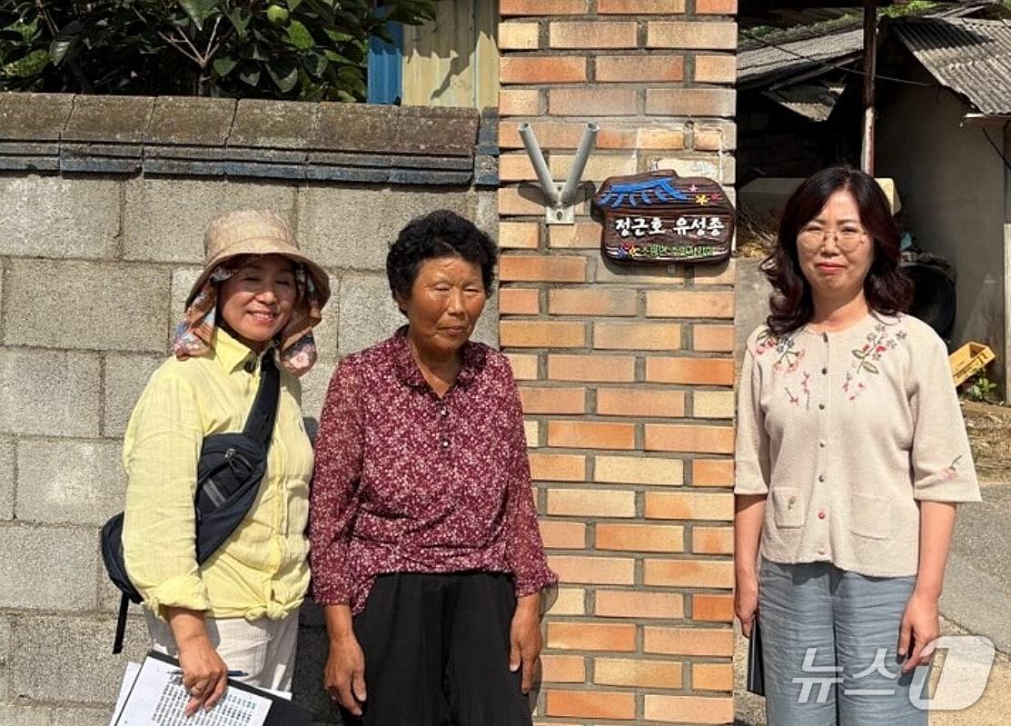 본문 이미지 - 충북 진천군 초평면 주민자치회가 주민 245가구에 원목 문패 설치사업을 추진하고 있다.&#40;진천군 제공, 재판매 및 DB금지&#41;/뉴스1