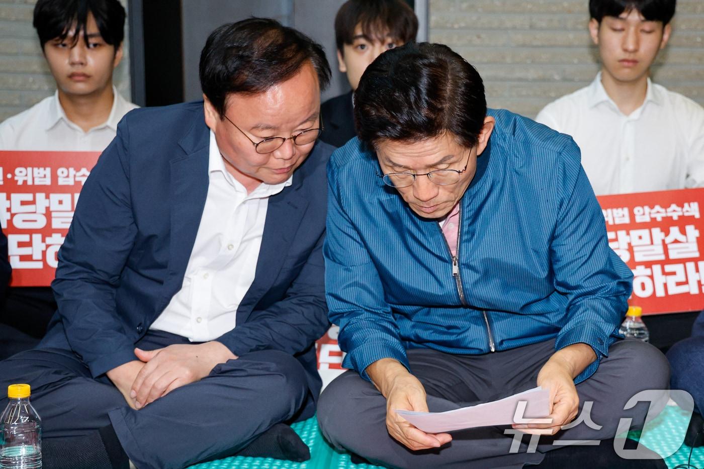 김문수 국민의힘 당대표 후보가 14일 오전 서울 여의도 중앙당사에서 김건희 특검의 당사 압수수색을 규탄하며 무기한 농성 돌입 기자회견을 하기 전 김재원 최고위원 후보와 대화하고 있다. 2025.8.14/뉴스1 ⓒ News1 안은나 기자