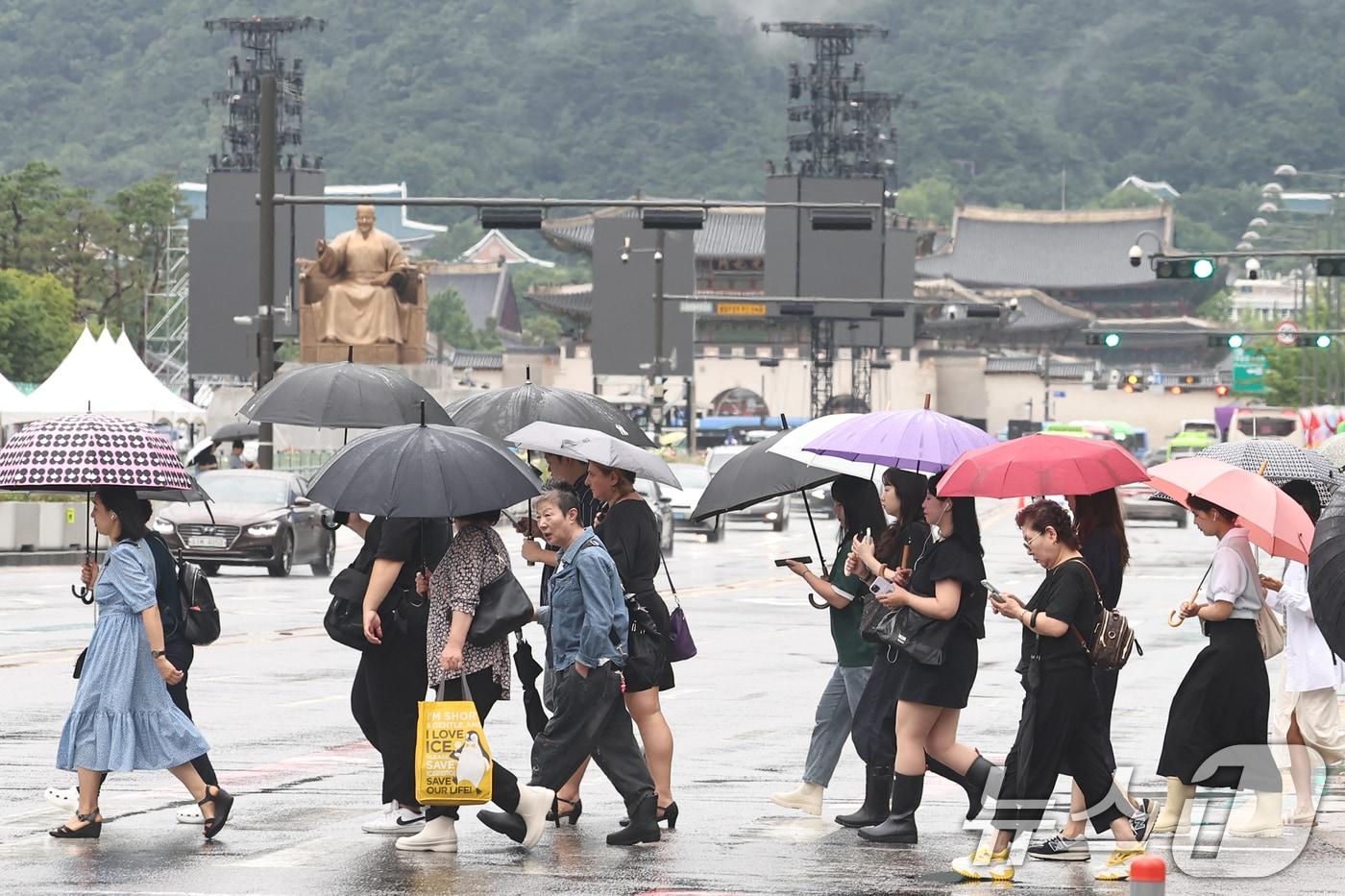 서울 지역에 비가 내린 14일 오전 서울 종로구 광화문네거리에서 우산을 쓴 시민들이 출근길 발걸음을 옮기고 있다. 2025.8.14/뉴스1 ⓒ News1 민경석 기자