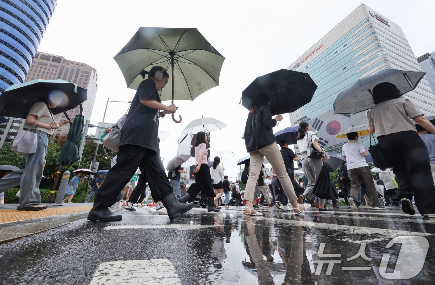 서울 지역에 비가 내린 14일 오전 서울 종로구 광화문네거리에서 우산을 쓴 시민들이 출근길 발걸음을 옮기고 있다. 2025.8.14/뉴스1 ⓒ News1 민경석 기자