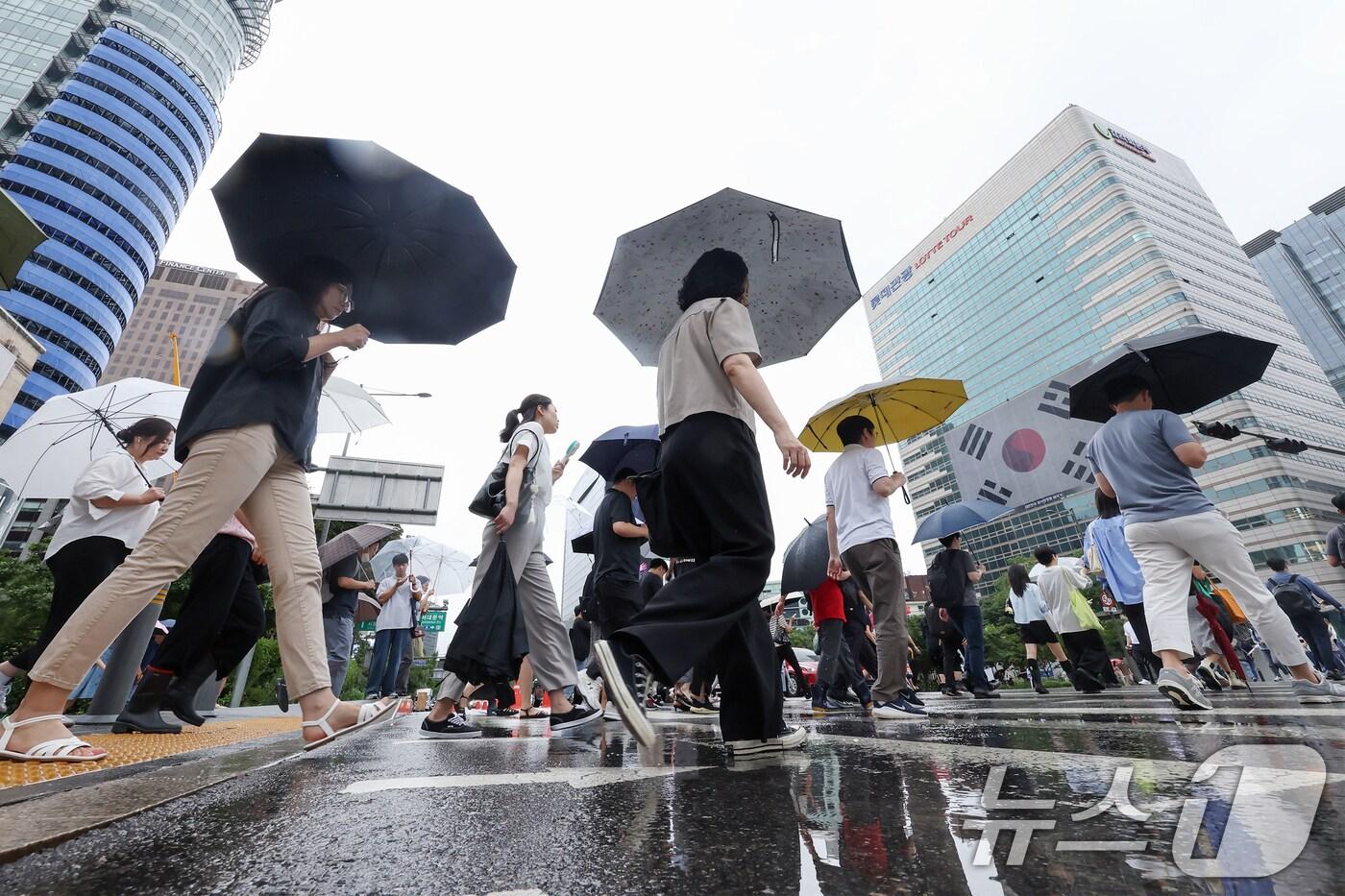 서울 지역에 비가 내린 14일 오전 서울 종로구 광화문네거리에서 우산을 쓴 시민들이 출근길 발걸음을 옮기고 있다. 2025.8.14/뉴스1 ⓒ News1 민경석 기자