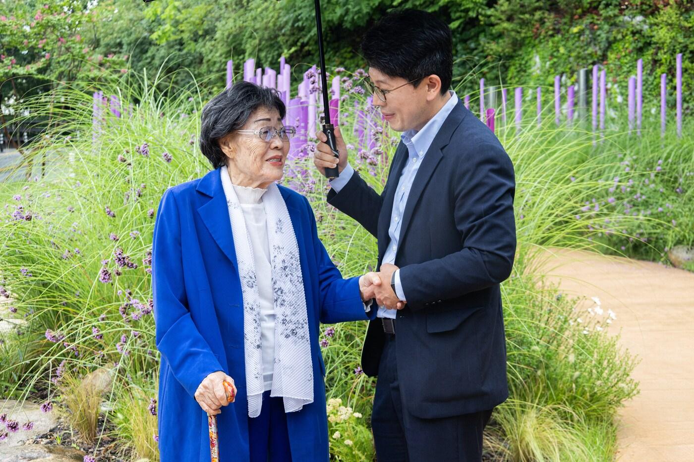 김병민 서울시 정무부시장이 13일 이용수 할머니와 함께 지난 7월 재조성한 '기억의 터'를  둘러보고 있다.(서울시 제공)